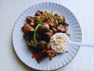 12、#咸味#“以形补形”孜然炒鸡心,装盘后撒上熟白芝麻。