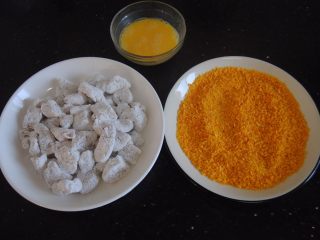 5、黑椒鸡米花,把鸡肉取出放在干净的碟子上，面包糠内撒入3克黑胡椒粉混匀，鸡蛋打散