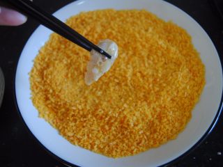 8、黑椒鸡米花,放入面包糠内