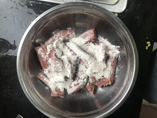 1、排骨冬瓜汤,买回来的排骨,先撒入干面粉