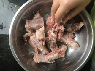 2、排骨冬瓜汤,用手抓拌均匀,让每一块排骨都粘上面粉,面粉能吸出排骨上面的脏东西,洗的更干净