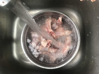 3、排骨冬瓜汤,然后用水清洗排骨,洗干净