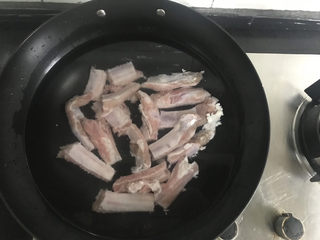 4、排骨冬瓜汤,然后排骨冷水下锅煮出血沫