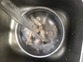 6、排骨冬瓜汤,再次冲洗干净