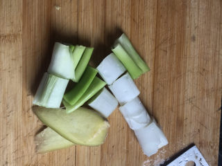 7、排骨冬瓜汤,切姜片,葱段备用