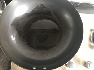 8、排骨冬瓜汤,热锅倒入适量的油