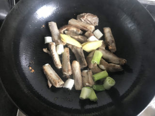 11、排骨冬瓜汤,再下入葱姜炒香