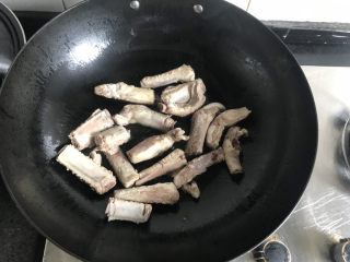 9、排骨冬瓜汤,油热倒入排骨