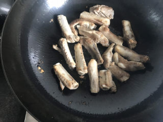 10、排骨冬瓜汤,小火煎至两面金黄微焦