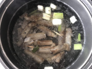 12、排骨冬瓜汤,倒入烧开的汤锅,大火烧开转中小火焖煮40分钟