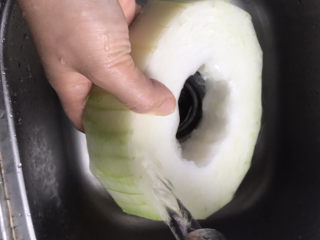 15、排骨冬瓜汤,然后冲洗干净