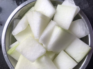 16、排骨冬瓜汤,切成厚片备用