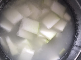 17、排骨冬瓜汤,炖30分钟的时候汤已经变成白色了,这时加入冬瓜盖上盖子继续小火炖20分钟