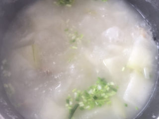 18、排骨冬瓜汤,时间差不多到了,满屋飘香,都是排骨汤的香味。此时排骨已经能脱骨,冬瓜也炖的软烂了