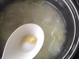 19、排骨冬瓜汤,放入适量的盐和鸡精调味,关火可以盛出了