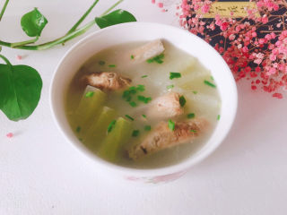 20、排骨冬瓜汤,盛入碗中撒上葱花可以食用了