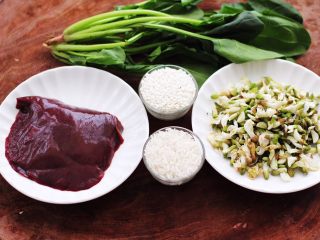 1、生滚槐花猪肝粥,首先备齐所有的食材。