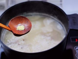 12、生滚槐花猪肝粥,最后放入鸡精,不喜欢的可以不放。