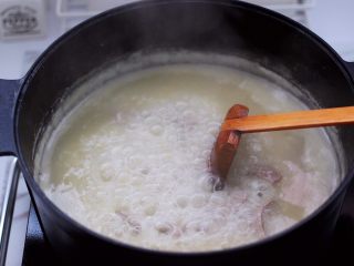 13、生滚槐花猪肝粥,大火煮沸后。