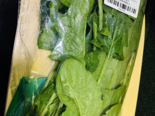 1、猪肝菠菜汤,新鲜菠菜，超市买一包，煮汤剩下的可以炒着吃；