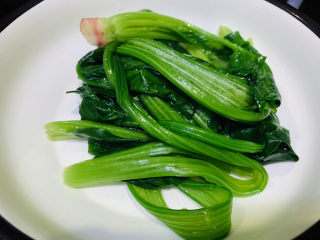 8、猪肝菠菜汤,菠菜灼水30秒，就可以捞起来，先放碗里；