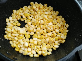 6、素三彩,热锅烧油，放入玉米炒两分钟