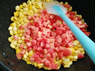 7、素三彩,放入胡萝卜一起煸炒两分钟