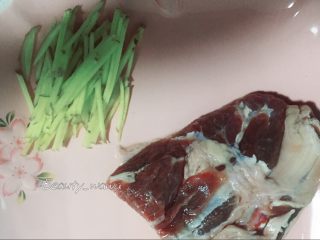 1、牛肉快手菜—姜丝牛肉,所需材料备好，如图