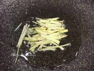 4、牛肉快手菜—姜丝牛肉,热锅倒油，油热后加入姜丝翻炒