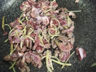 6、牛肉快手菜—姜丝牛肉,加少许料酒、盐、鸡精翻炒