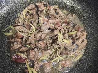 7、牛肉快手菜—姜丝牛肉,加入适量糖调味