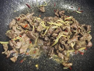 9、牛肉快手菜—姜丝牛肉,然后翻炒均匀