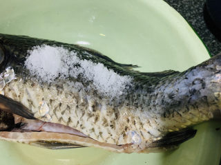 3、奶白鲫鱼豆腐汤,鲫鱼清洗，处理干净，鱼鳍，内脏，还有鱼肚的黑膜也记得刮干净，用盐撒表面，比较好去粘液；