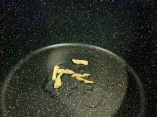 4、奶白鲫鱼豆腐汤,锅里加少许食用油和少许姜丝，大火炒香；