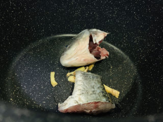 5、奶白鲫鱼豆腐汤,下鲫鱼头和尾，两面煎金黄；