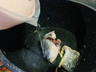 6、奶白鲫鱼豆腐汤,加入适量热开水；