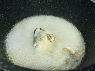 7、奶白鲫鱼豆腐汤,大火，待鲫鱼汤煮开；
