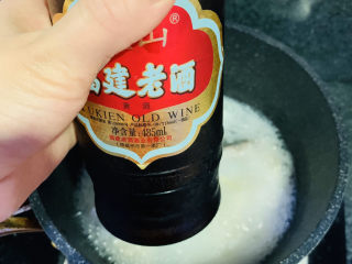 11、奶白鲫鱼豆腐汤,加少许料酒，提香；