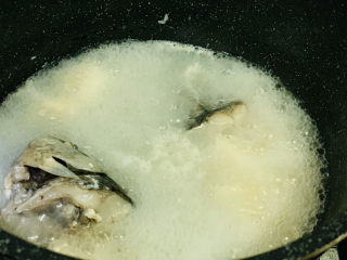 10、奶白鲫鱼豆腐汤,打开锅盖，就会看到浓白的汤汁了；