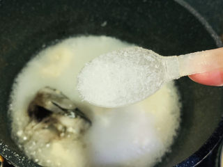 13、奶白鲫鱼豆腐汤,加少许味精，提鲜；