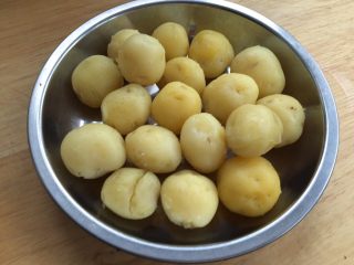 2、香煎土豆饼,剥皮