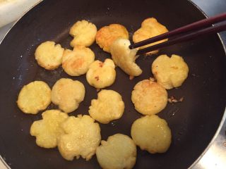 10、香煎土豆饼,别忘了及时翻，检查另一面哦
