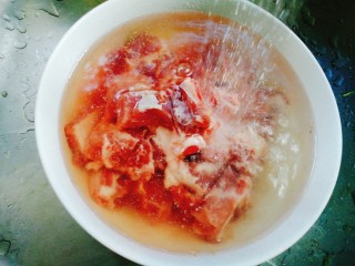2、家常菜+红烧排骨,将排骨剁小冲洗干净，洗出血水。