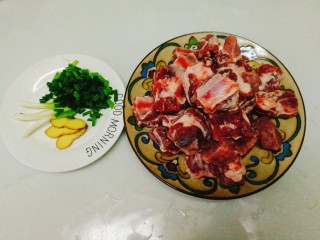 3、家常菜+红烧排骨,洗净的排骨沥干水分，姜，葱，蒜切小备用。