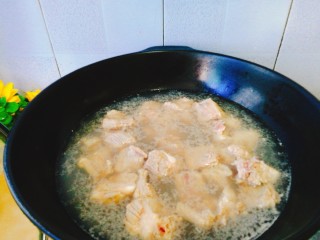 5、家常菜+红烧排骨,水烧开后，倒入排骨加一汤勺料酒，除腥，焯水后取出，放冷水冲洗干净。