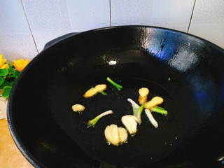 6、家常菜+红烧排骨,起油锅，加入姜，蒜，葱白爆香。