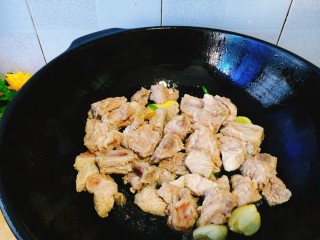 7、家常菜+红烧排骨,然后加入排骨快速翻炒。