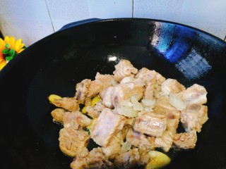 8、家常菜+红烧排骨,加入冰糖，再次翻炒均匀。