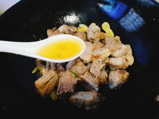 9、家常菜+红烧排骨,淋入料酒，切记从锅边淋入哦。