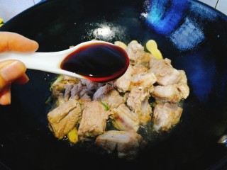 10、家常菜+红烧排骨,加入蚝油，快速翻炒均匀。